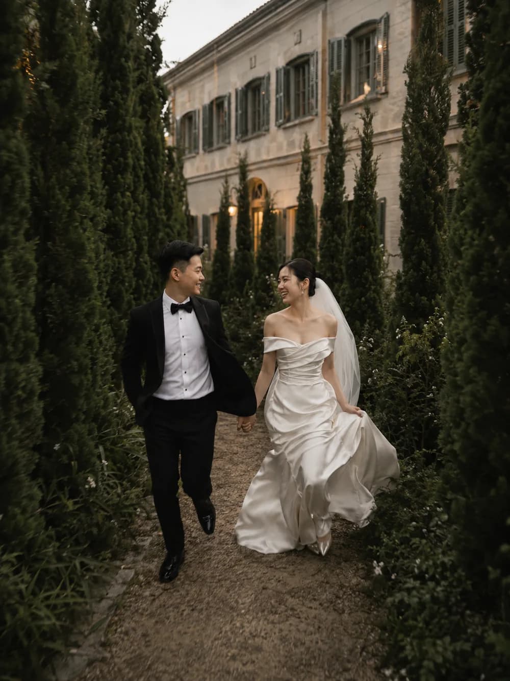 Trọng Nhân và Lan Chi nắm tay đi dọc hàng cây