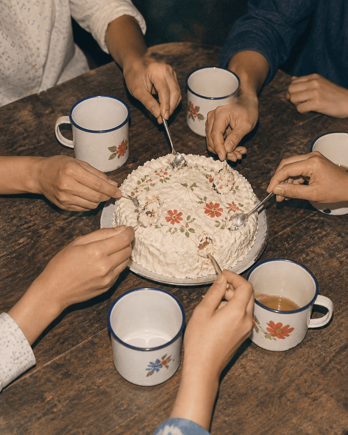 Những bàn tay cùng chia bánh sinh nhật bên cốc men cũ