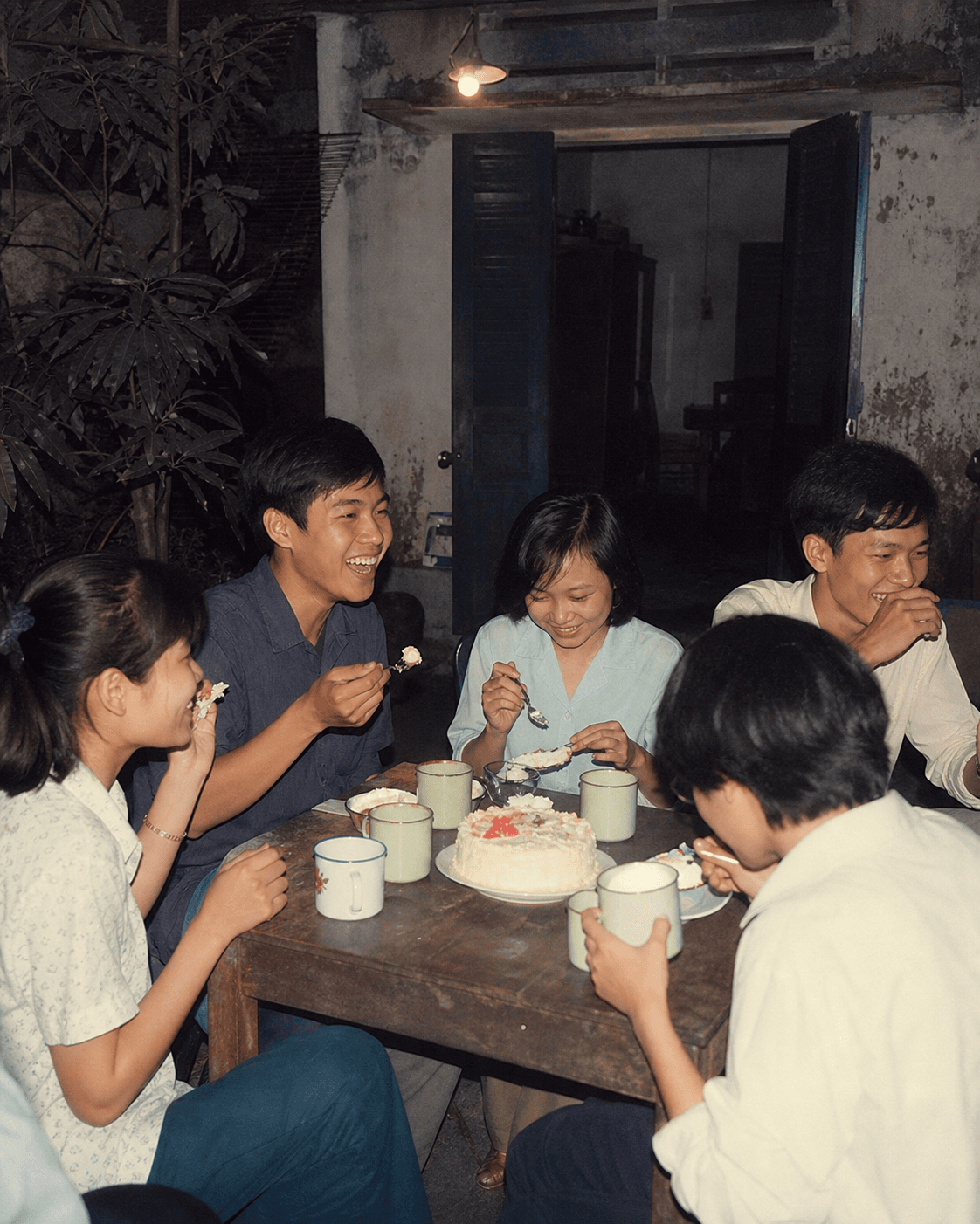 Nhóm bạn Việt cùng ăn bánh sinh nhật dưới ánh đèn sân nhà